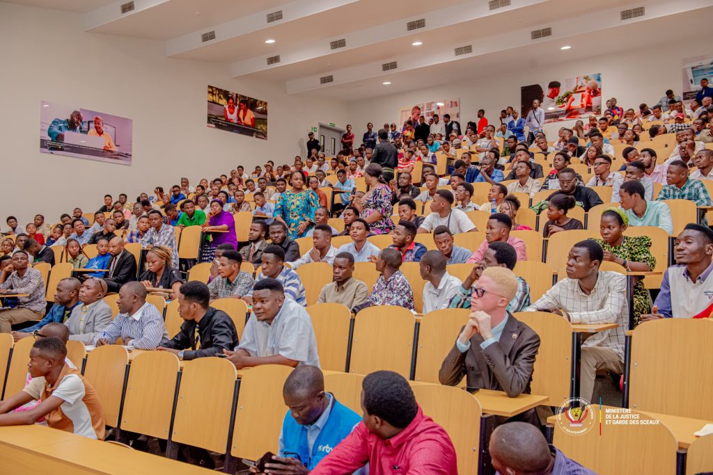Le Ministre de la Justice Guillaume Ngefa anime une conférence devant les étudiants de la faculté de droit de l’Université officielle de Mbujimayi au Kasaï Oriental en mission officielle de terrain