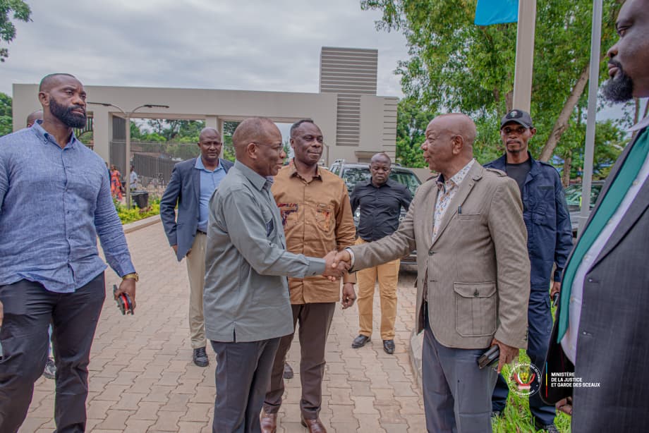 Le Ministre de la Justice Guillaume Ngefa anime une conférence devant les étudiants de la faculté de droit de l’Université officielle de Mbujimayi au Kasaï Oriental en mission officielle de terrain