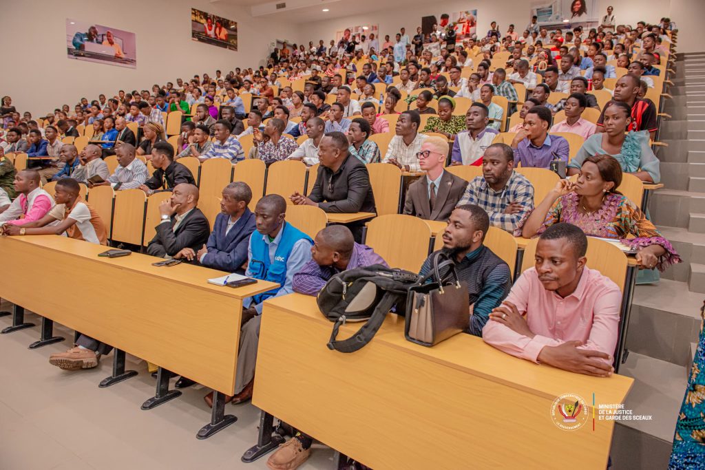 Le Ministre de la Justice Guillaume Ngefa anime une conférence devant les étudiants de la faculté de droit de l’Université officielle de Mbujimayi au Kasaï Oriental en mission officielle de terrain