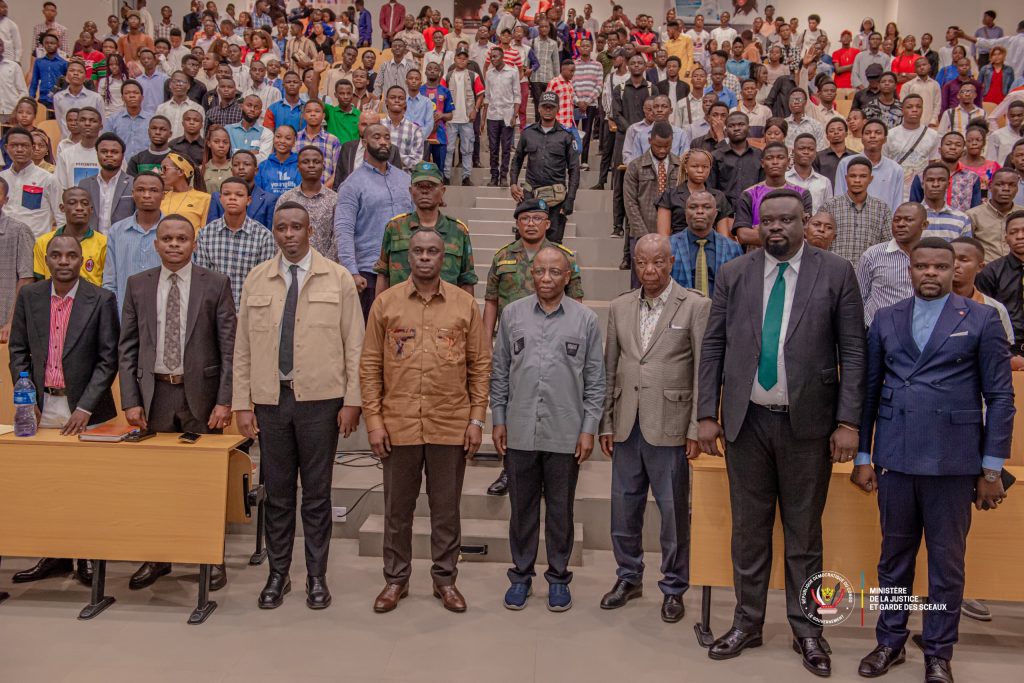 Le Ministre de la Justice Guillaume Ngefa anime une conférence devant les étudiants de la faculté de droit de l’Université officielle de Mbujimayi au Kasaï Oriental en mission officielle de terrain