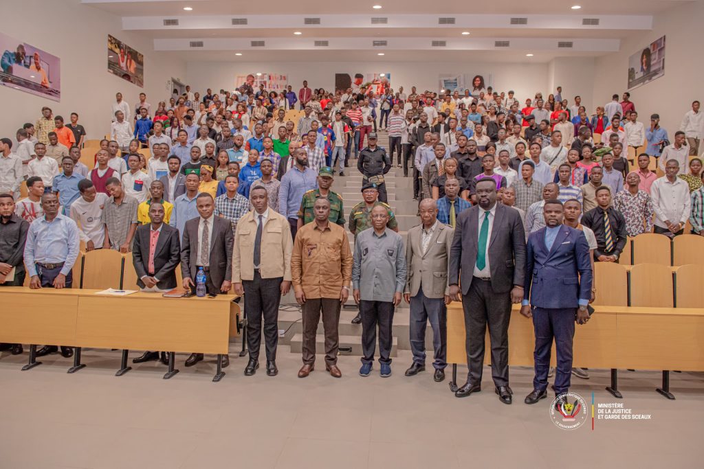 Le Ministre de la Justice Guillaume Ngefa anime une conférence devant les étudiants de la faculté de droit de l’Université officielle de Mbujimayi au Kasaï Oriental en mission officielle de terrain