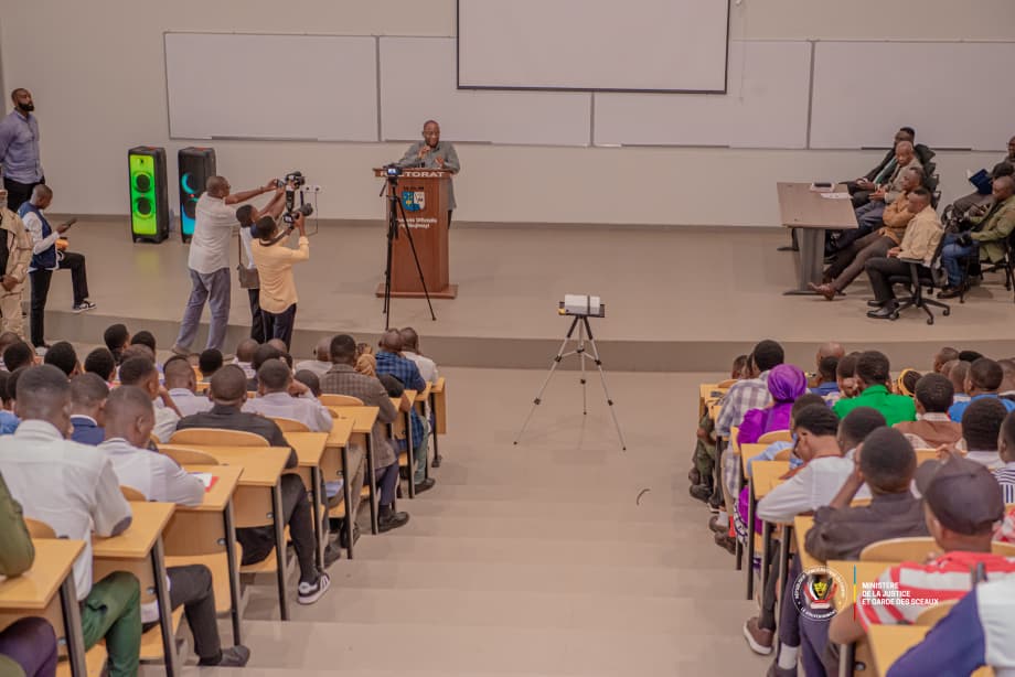 Le Ministre de la Justice Guillaume Ngefa anime une conférence devant les étudiants de la faculté de droit de l’Université officielle de Mbujimayi au Kasaï Oriental en mission officielle de terrain