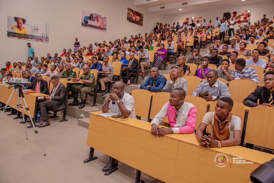 Le Ministre de la Justice Guillaume Ngefa anime une conférence devant les étudiants de la faculté de droit de l’Université officielle de Mbujimayi au Kasaï Oriental en mission officielle de terrain
