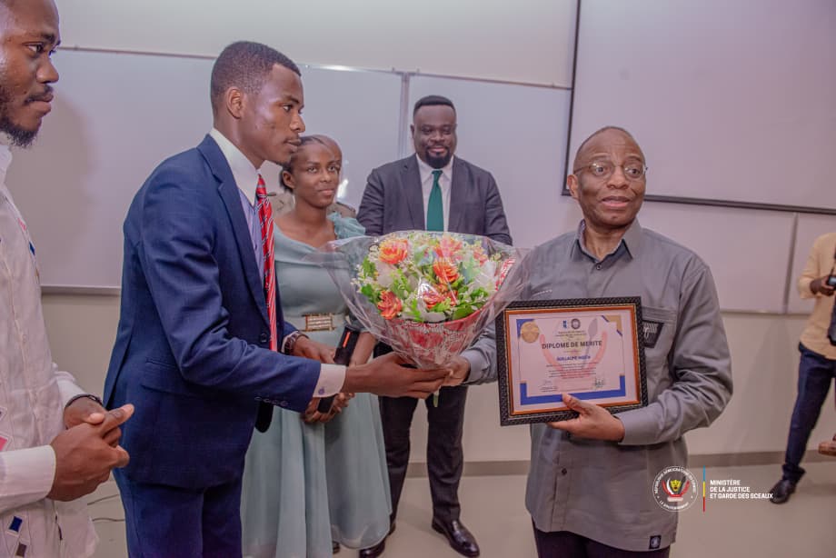 Le Ministre de la Justice Guillaume Ngefa anime une conférence devant les étudiants de la faculté de droit de l’Université officielle de Mbujimayi au Kasaï Oriental en mission officielle de terrain