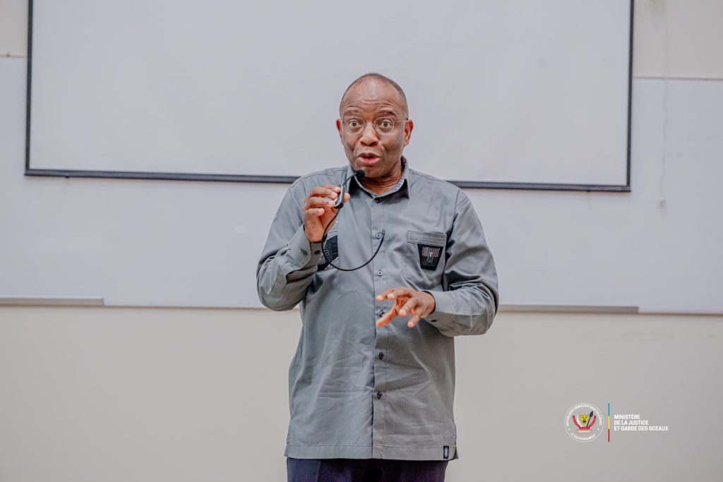 Le Ministre de la Justice Guillaume Ngefa anime une conférence devant les étudiants de la faculté de droit de l’Université officielle de Mbujimayi au Kasaï Oriental en mission officielle de terrain