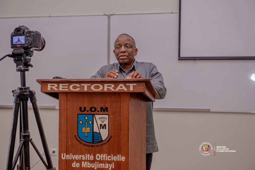 Le Ministre de la Justice Guillaume Ngefa anime une conférence devant les étudiants de la faculté de droit de l’Université officielle de Mbujimayi au Kasaï Oriental en mission officielle de terrain