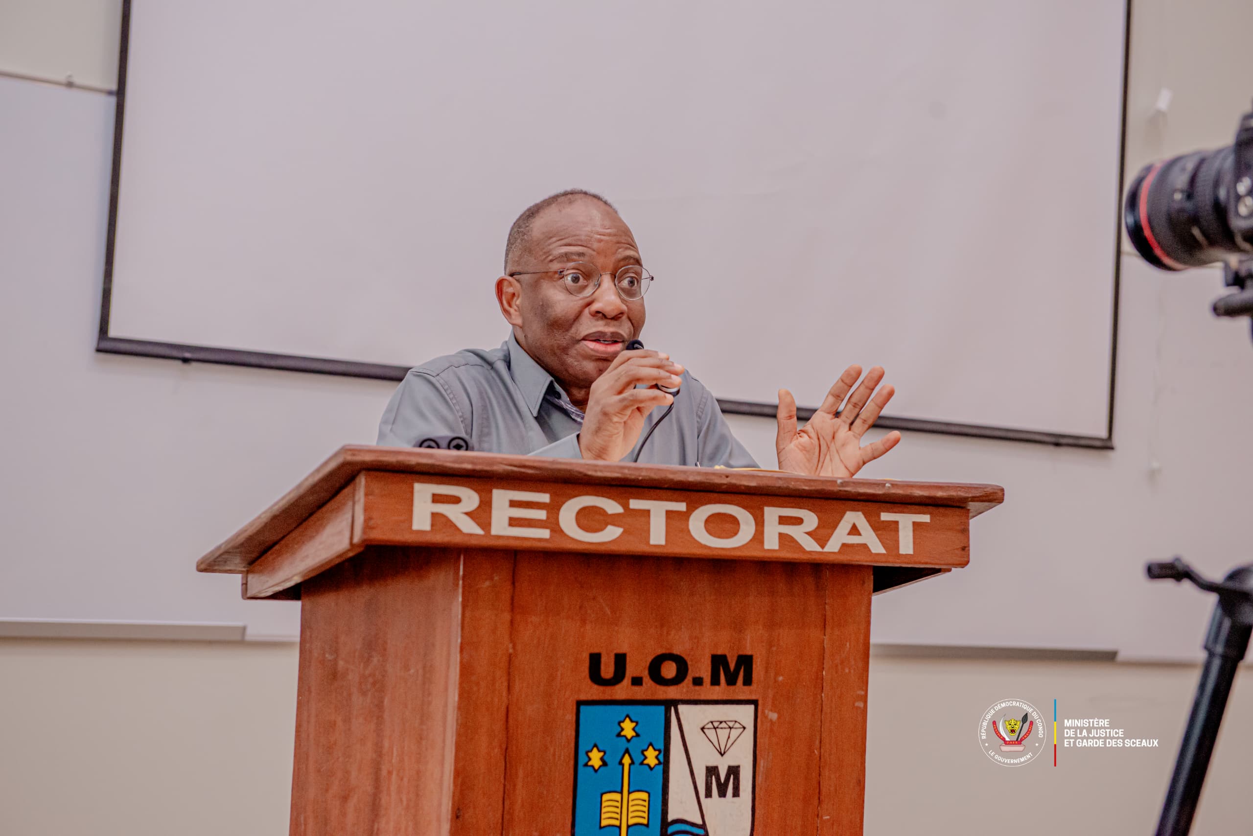 Le Ministre de la Justice Guillaume Ngefa anime une conférence devant les étudiants de la faculté de droit de l’Université officielle de Mbujimayi au Kasaï Oriental en mission officielle de terrain
