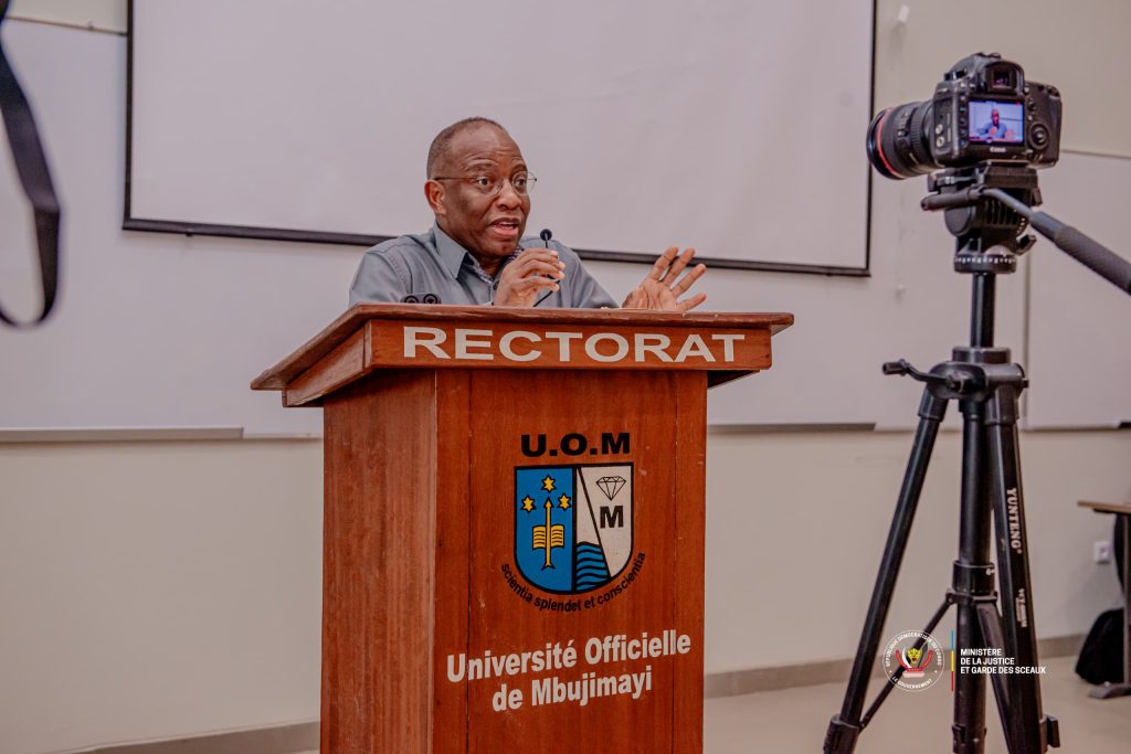Le Ministre de la Justice Guillaume Ngefa anime une conférence devant les étudiants de la faculté de droit de l’Université officielle de Mbujimayi au Kasaï Oriental en mission officielle de terrain