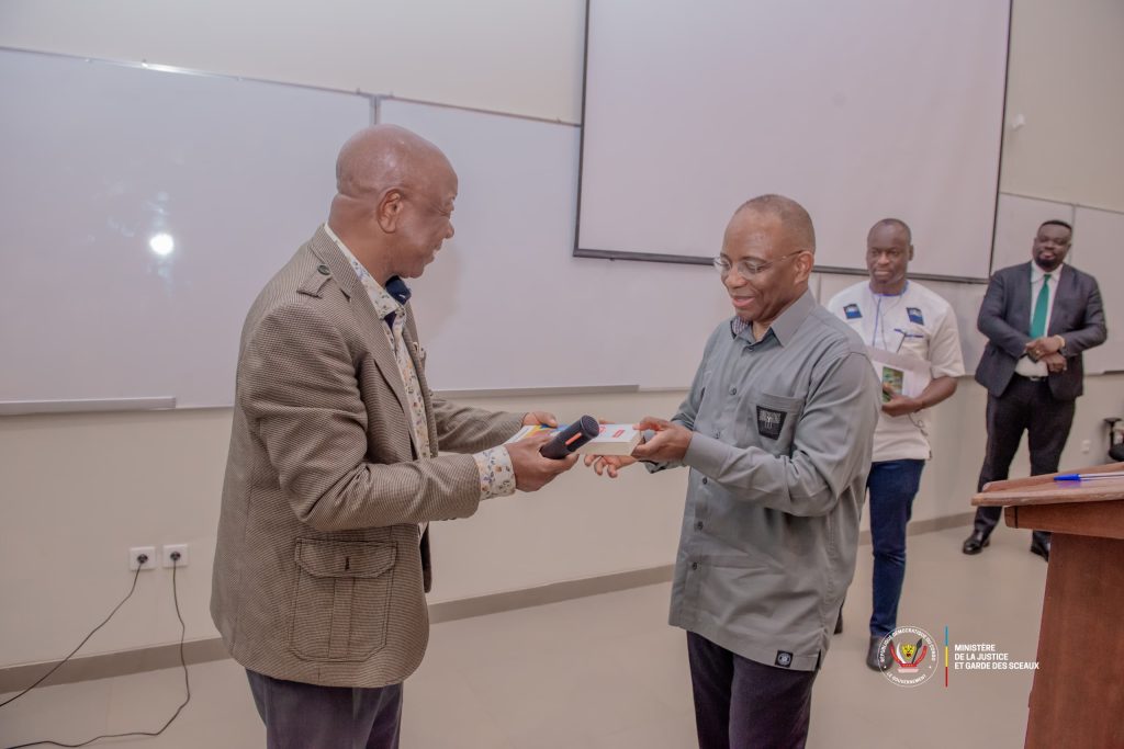 Le Ministre de la Justice Guillaume Ngefa anime une conférence devant les étudiants de la faculté de droit de l’Université officielle de Mbujimayi au Kasaï Oriental en mission officielle de terrain
