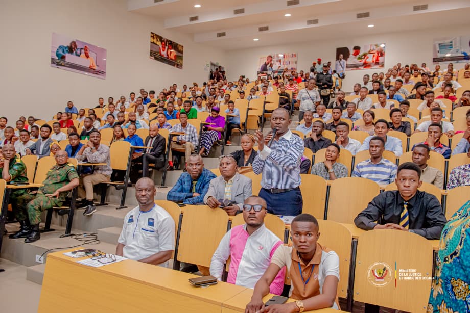 Le Ministre de la Justice Guillaume Ngefa anime une conférence devant les étudiants de la faculté de droit de l’Université officielle de Mbujimayi au Kasaï Oriental en mission officielle de terrain