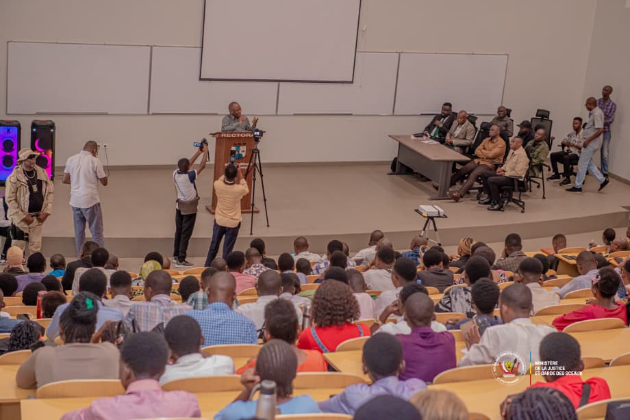 Le Ministre de la Justice Guillaume Ngefa anime une conférence devant les étudiants de la faculté de droit de l’Université officielle de Mbujimayi au Kasaï Oriental en mission officielle de terrain