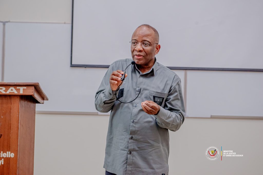 Le Ministre de la Justice Guillaume Ngefa anime une conférence devant les étudiants de la faculté de droit de l’Université officielle de Mbujimayi au Kasaï Oriental en mission officielle de terrain