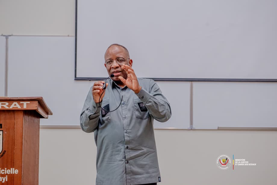 Le Ministre de la Justice Guillaume Ngefa anime une conférence devant les étudiants de la faculté de droit de l’Université officielle de Mbujimayi au Kasaï Oriental en mission officielle de terrain