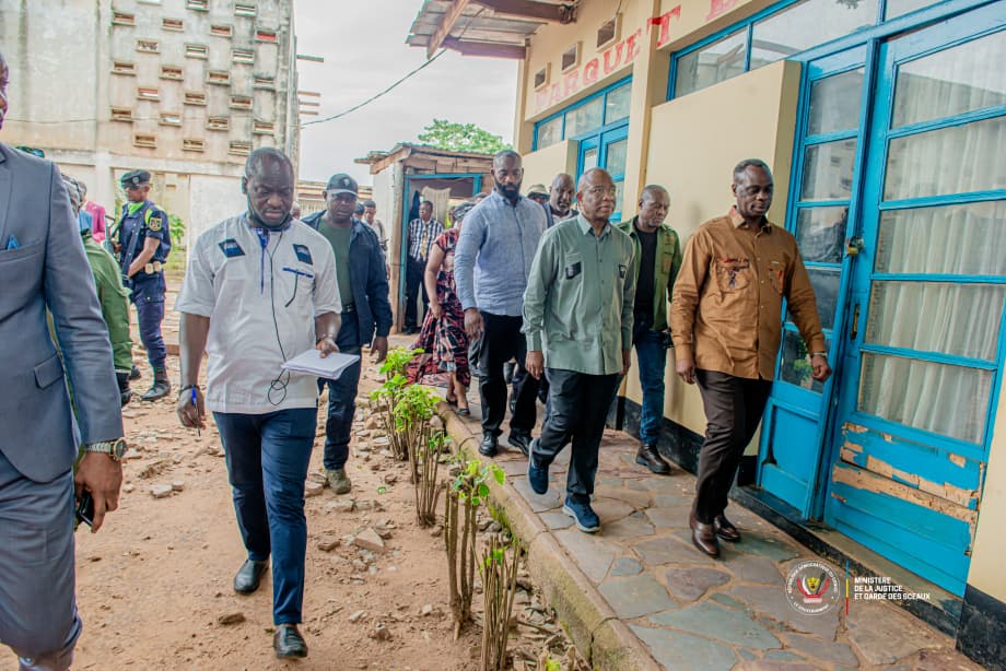 Le Ministre d’État à la Justice Guillaume Ngefa évalue les conditions de travail des magistrats au Palais de Justice du Kasaï Oriental à Mbujimayi