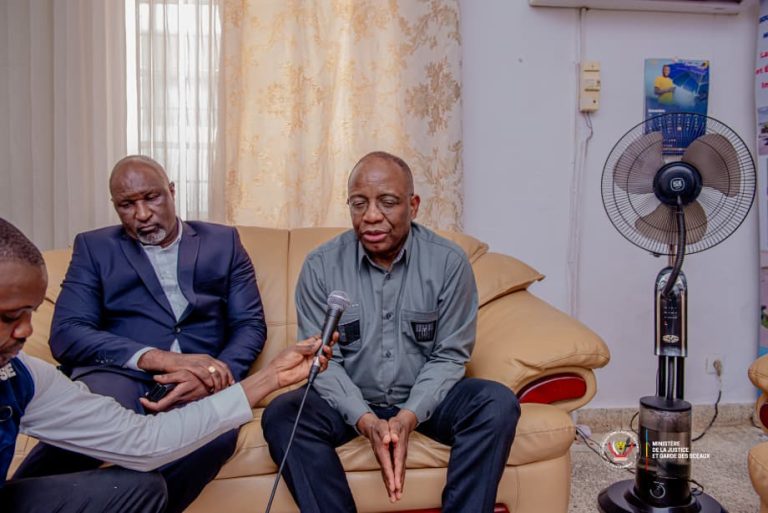 Le Ministre d’État à la Justice Guillaume Ngefa s’exprime à l’aéroport de Mbujimayi aux côtés du Gouverneur du Kasaï Oriental à la fin de sa mission parlant du bilan positif de sa mission officielle de terrain