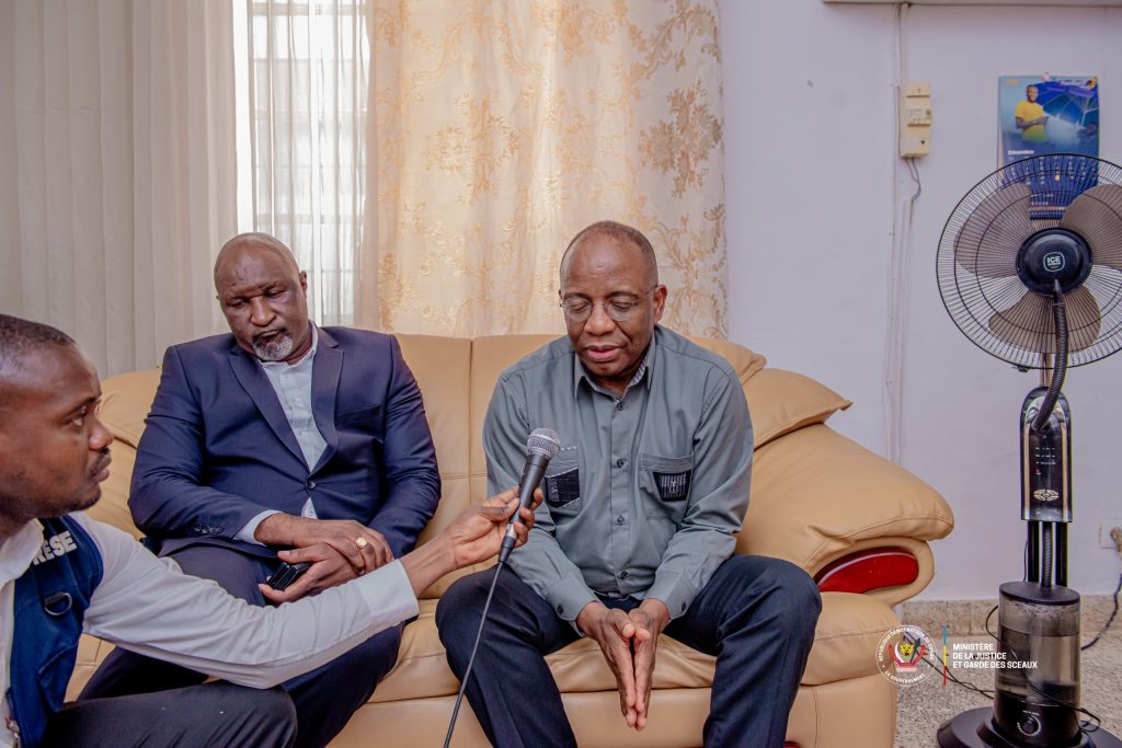 Le Ministre d’État à la Justice Guillaume Ngefa s’exprime à l’aéroport de Mbujimayi aux côtés du Gouverneur du Kasaï Oriental à la fin de sa mission parlant du bilan positif de sa mission officielle de terrain