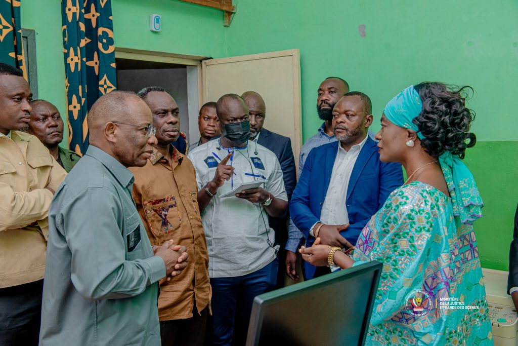 Le Ministre d'État fait le briefing avec la Directrice de la prison de Mu-Tshimanu à Mbujimayi au Kasai Oriental
