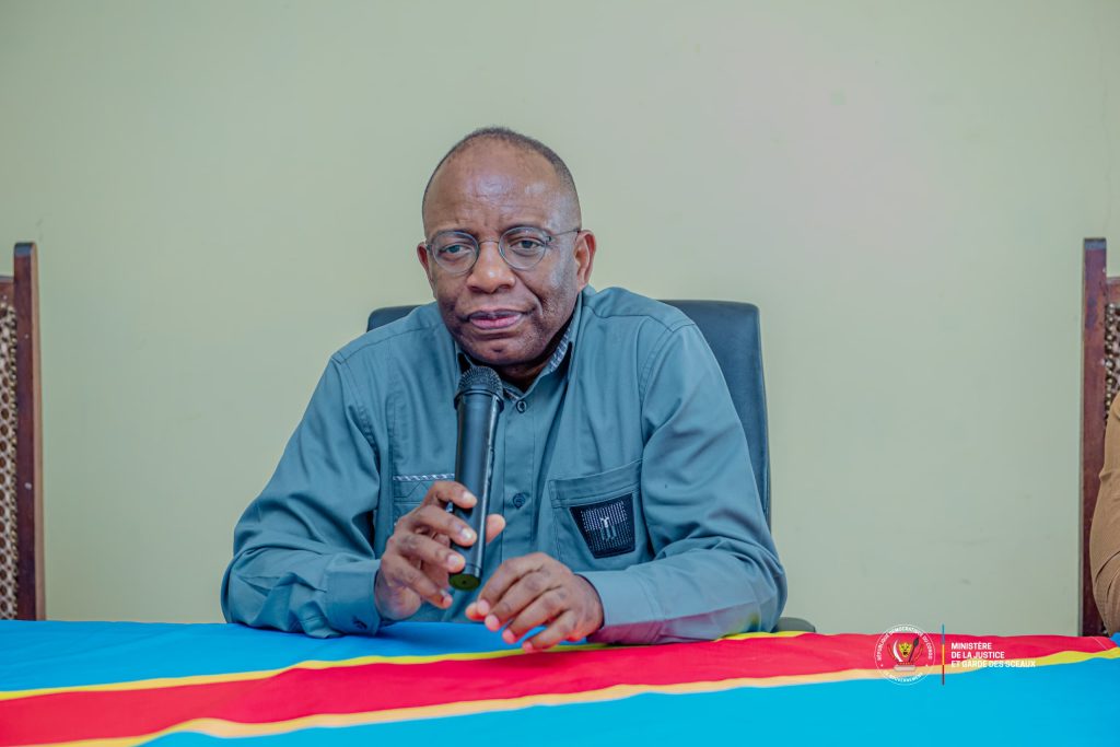 Le Ministre d’État à la Justice Guillaume Ngefa évalue les conditions de travail des magistrats au Palais de Justice du Kasaï Oriental à Mbujimayi