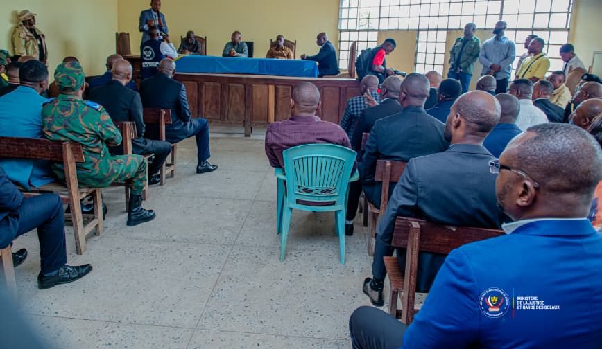 Le Ministre d’État à la Justice Guillaume Ngefa évalue les conditions de travail des magistrats au Palais de Justice du Kasaï Oriental à Mbujimayi