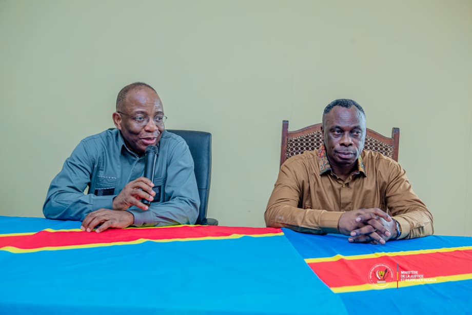 Le Ministre d’État à la Justice Guillaume Ngefa évalue les conditions de travail des magistrats au Palais de Justice du Kasaï Oriental à Mbujimayi