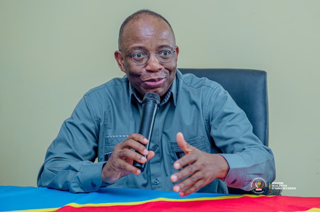 Le Ministre d’État à la Justice Guillaume Ngefa évalue les conditions de travail des magistrats au Palais de Justice du Kasaï Oriental à Mbujimayi