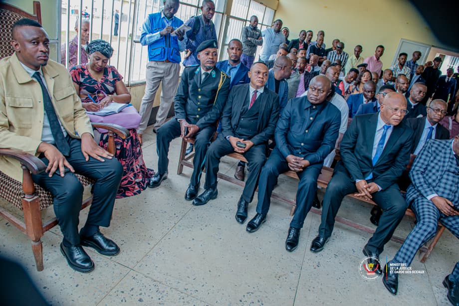 Le Ministre d’État à la Justice Guillaume Ngefa évalue les conditions de travail des magistrats au Palais de Justice du Kasaï Oriental à Mbujimayi