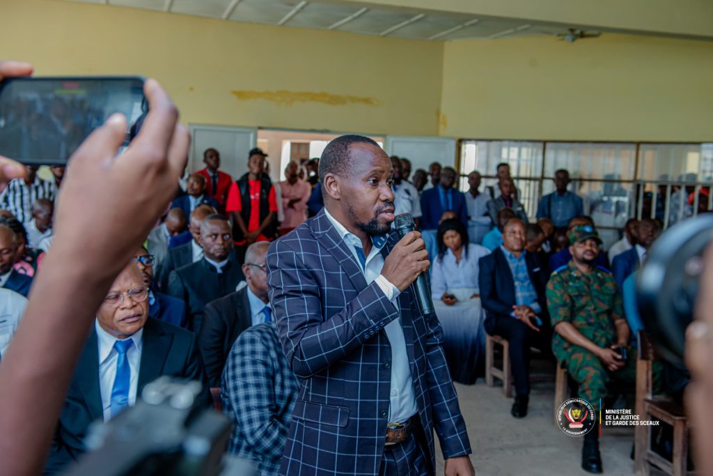 Le Ministre d’État à la Justice Guillaume Ngefa évalue les conditions de travail des magistrats au Palais de Justice du Kasaï Oriental à Mbujimayi