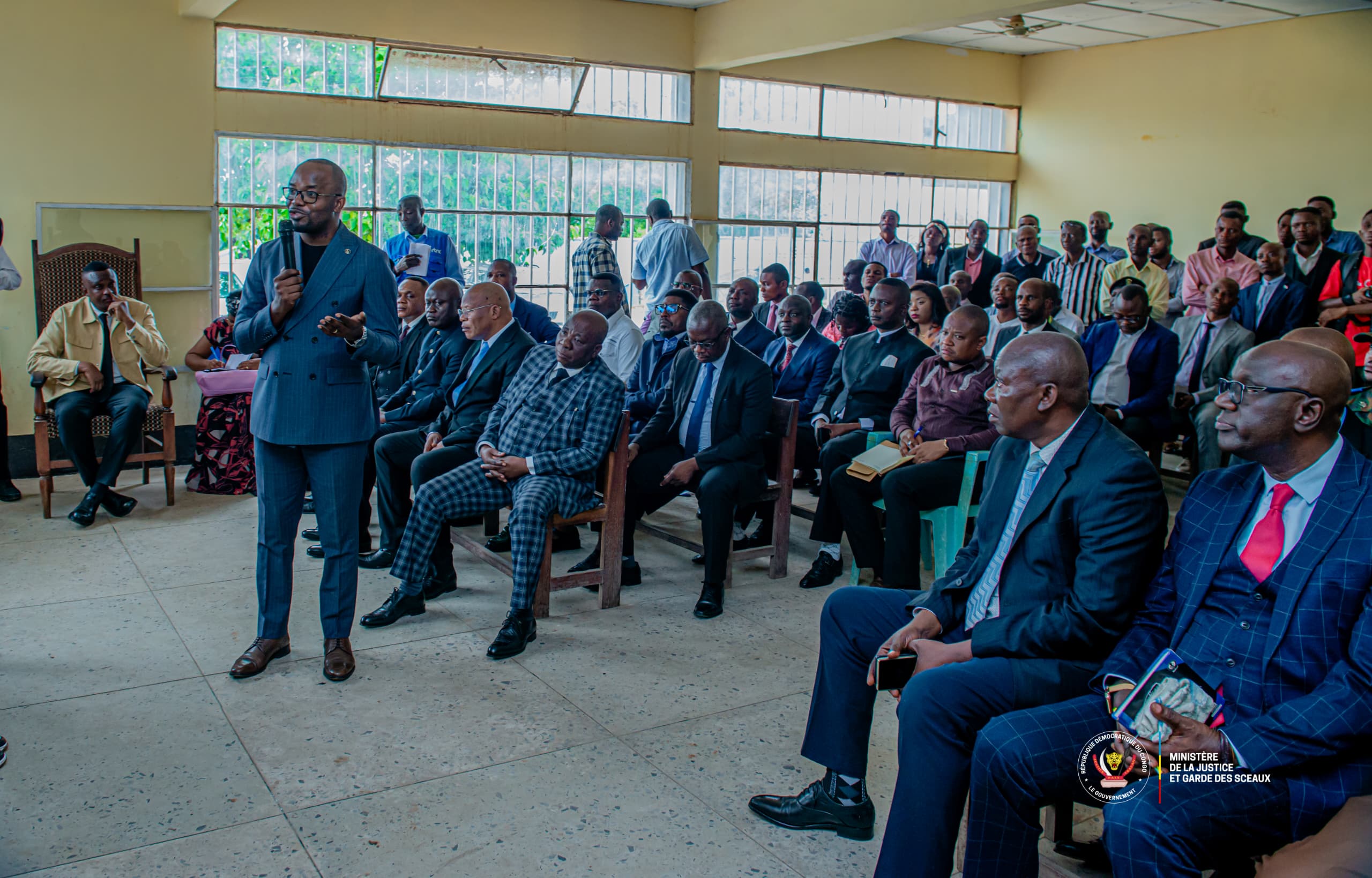 Le Ministre d'État à la Justice Guillaume Ngefa échange avec les autorités judiciaires (magistrats et personnels judiciaires) à Mbujimayi au Kasai Oriental 