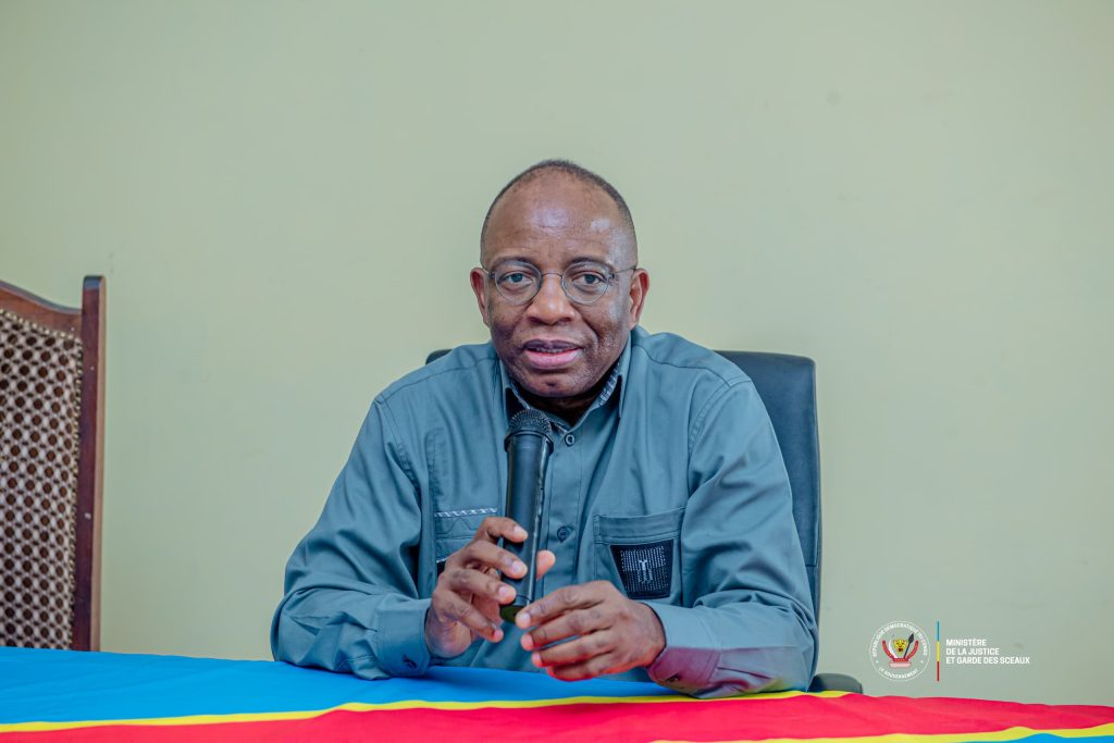 Le Ministre d’État à la Justice Guillaume Ngefa évalue les conditions de travail des magistrats au Palais de Justice du Kasaï Oriental à Mbujimayi