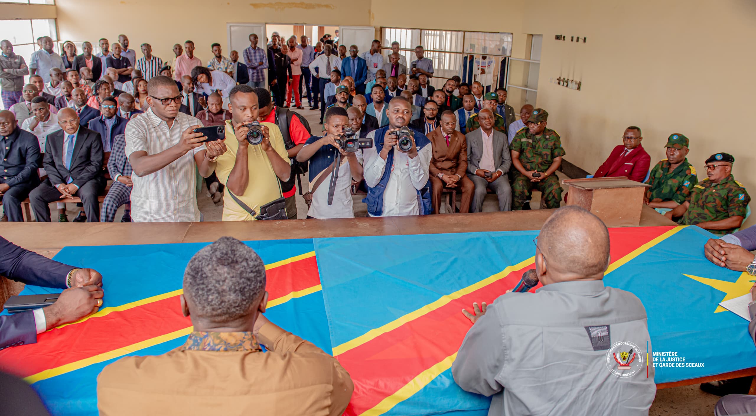 Le Ministre d'État à la Justice Guillaume Ngefa échange avec les autorités judiciaires (magistrats et personnels judiciaires) à Mbujimayi au Kasai Oriental