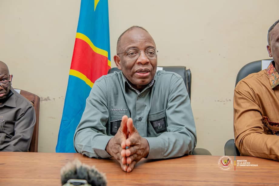 Le Ministre d’État à la Justice Guillaume Ngefa évalue les conditions de travail des magistrats au Palais de Justice du Kasaï Oriental à Mbujimayi