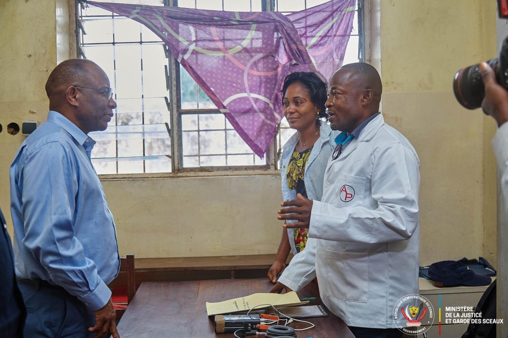 Le Ministre Guillaume Ngefa inspecte la prison centrale de Kananga (30)