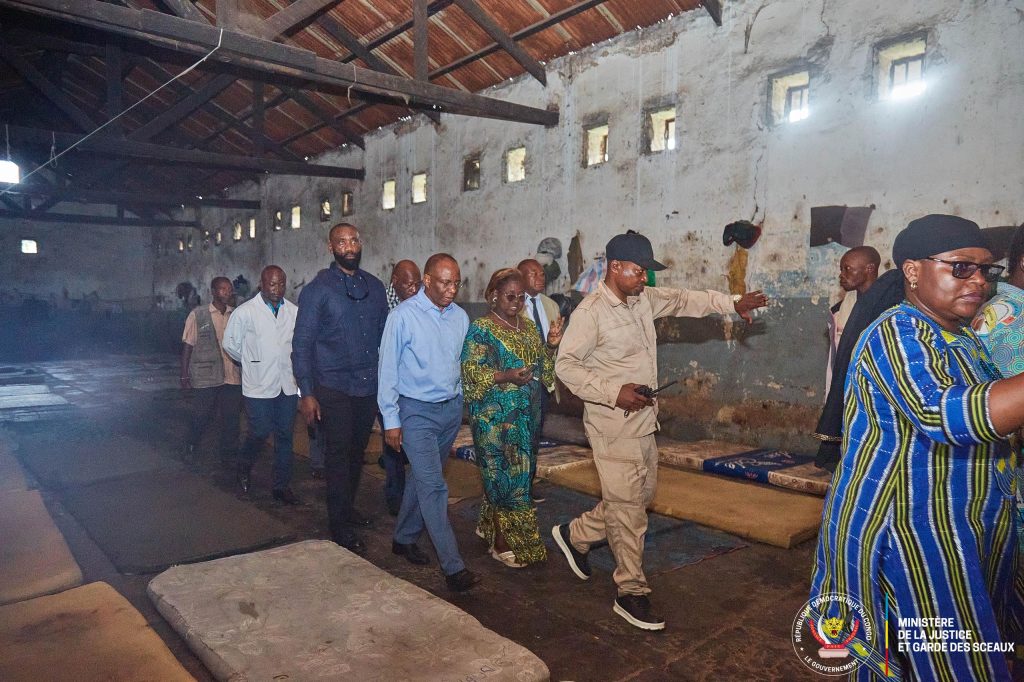 Le Ministre Guillaume Ngefa inspecte la prison centrale de Kananga 