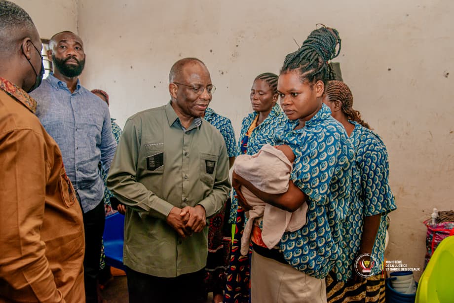 Le Ministre d'État Guillaume Ngefa communique visite la cellele des femmes à la prison Mu-Tshimanu de Mbujimayi au Kasai Oriental 