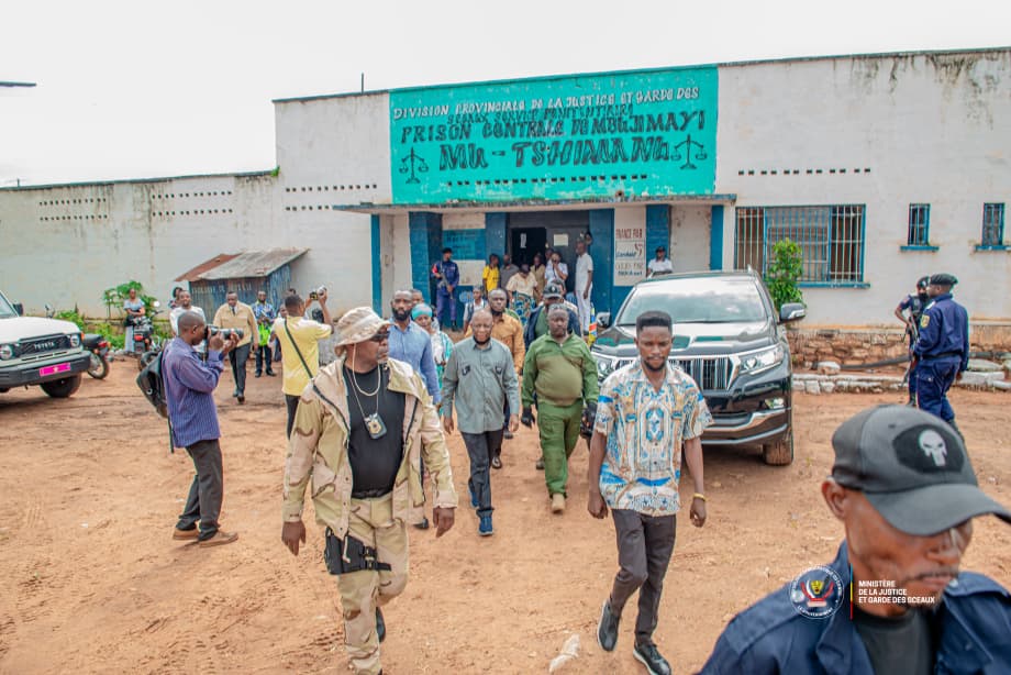 Le Ministre d'État Guillaume Ngefa communique visite la prison Mu-Tshimanu de Mbujimayi au Kasai Oriental