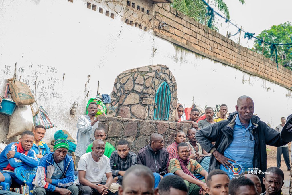 Le Ministre d'État Guillaume Ngefa avec les détenus de la prison Mu-Tshimanu de Mbujimayi au Kasai Oriental 