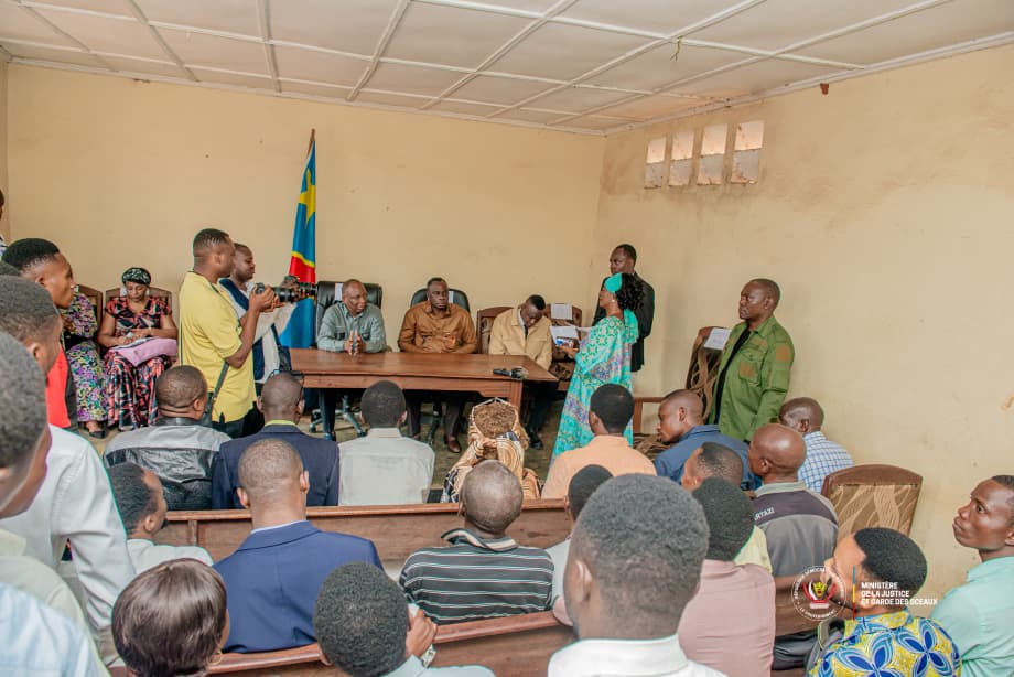 Le Ministre d'État en réunion avec les les agents et cadres pénitentiaires de la prison de Mu-Tshimanu à Mbujimayi au Kasai Oriental
