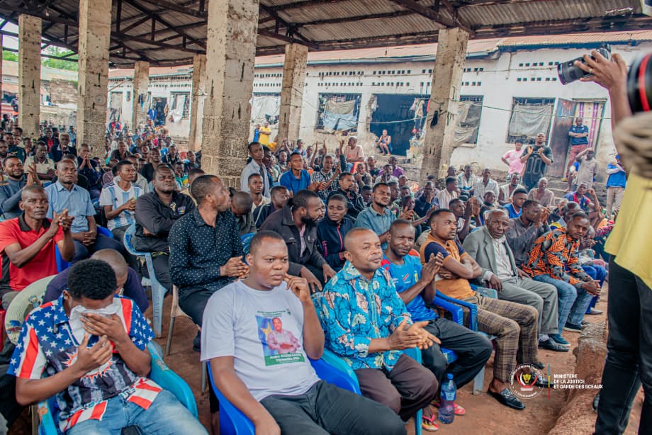 Le Ministre d'État Guillaume Ngefa avec les détenus de la prison Mu-Tshimanu de Mbujimayi au Kasai Oriental 