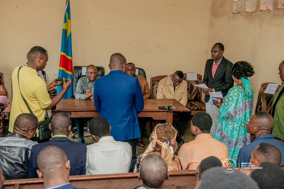 Le Ministre d'État en réunion avec les agents et cadres pénitentiaires de la prison de Mu-Tshimanu à Mbujimayi au Kasai Oriental
