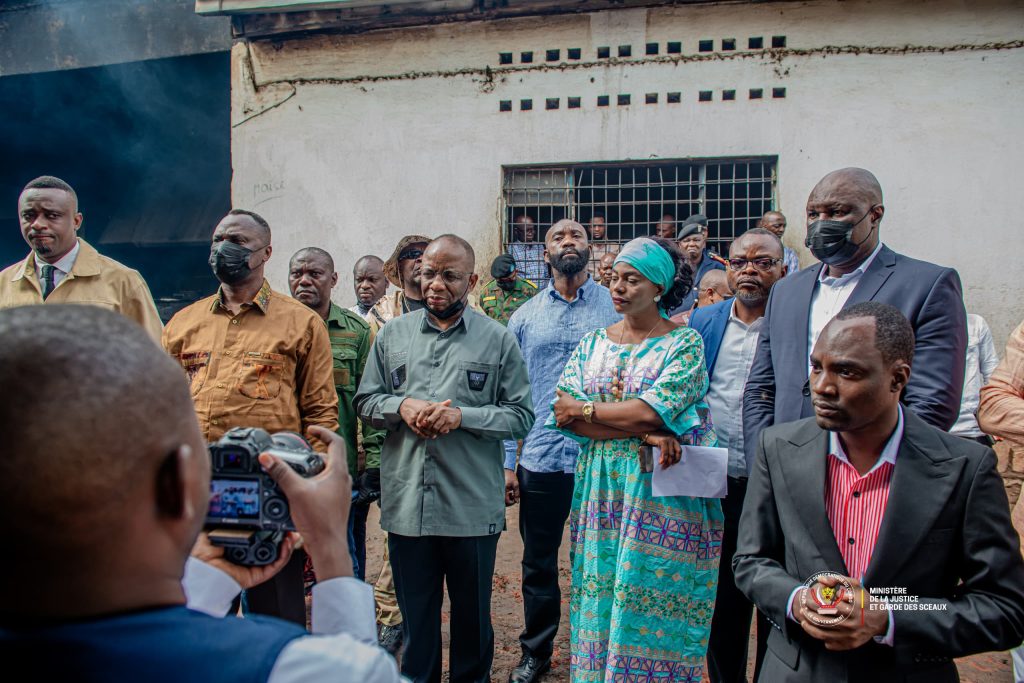 Le Ministre d'État Guillaume Ngefa avec les détenus de la prison Mu-Tshimanu de Mbujimayi au Kasai Oriental 
