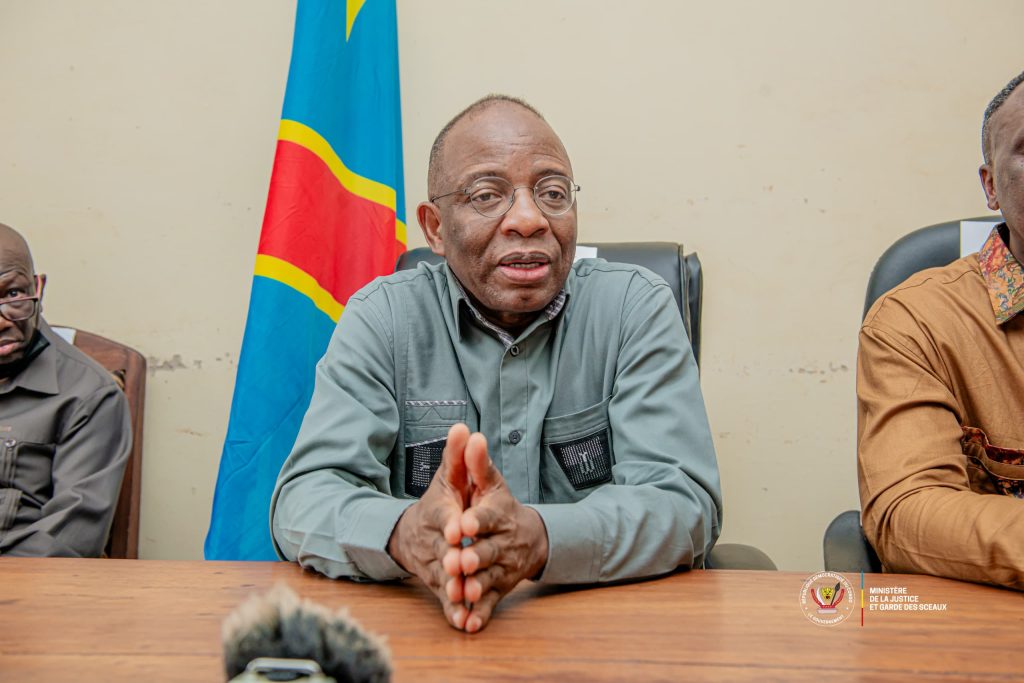 Le Ministre d'État à la justice Guillaume Ngefa en réunion avec les agents et cadres pénitentiaires de la prison Mu-Tshimanu de Mbujimayi au Kasaï Oriental 