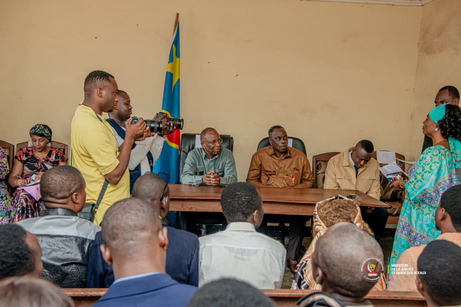 Le Ministre d'État à la justice Guillaume Ngefa en réunion avec les agents et cadres pénitentiaires de la prison Mu-Tshimanu de Mbujimayi au Kasaï Oriental 