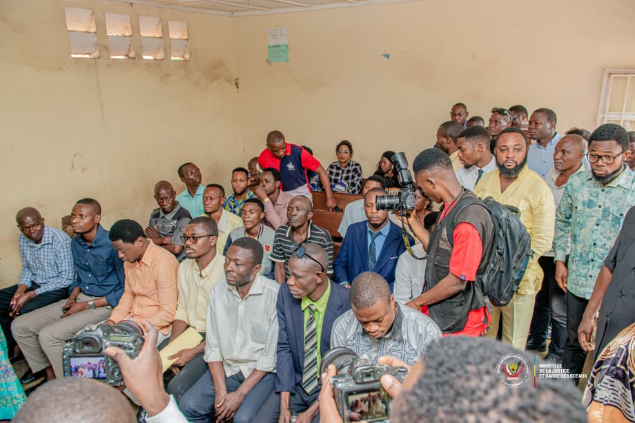 Le Ministre d'État Guillaume Ngefa en réunion avec les agents et cadres pénitentiaires de la prison Mu-Tshimanu de Mbujimayi au Kasai Oriental 