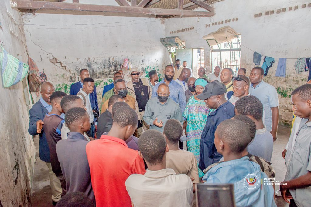 Le Ministre d'État Guillaume Ngefa visite la cellule des mineurs à la prison Mu-Tshimanu de Mbujimayi au Kasai Oriental 