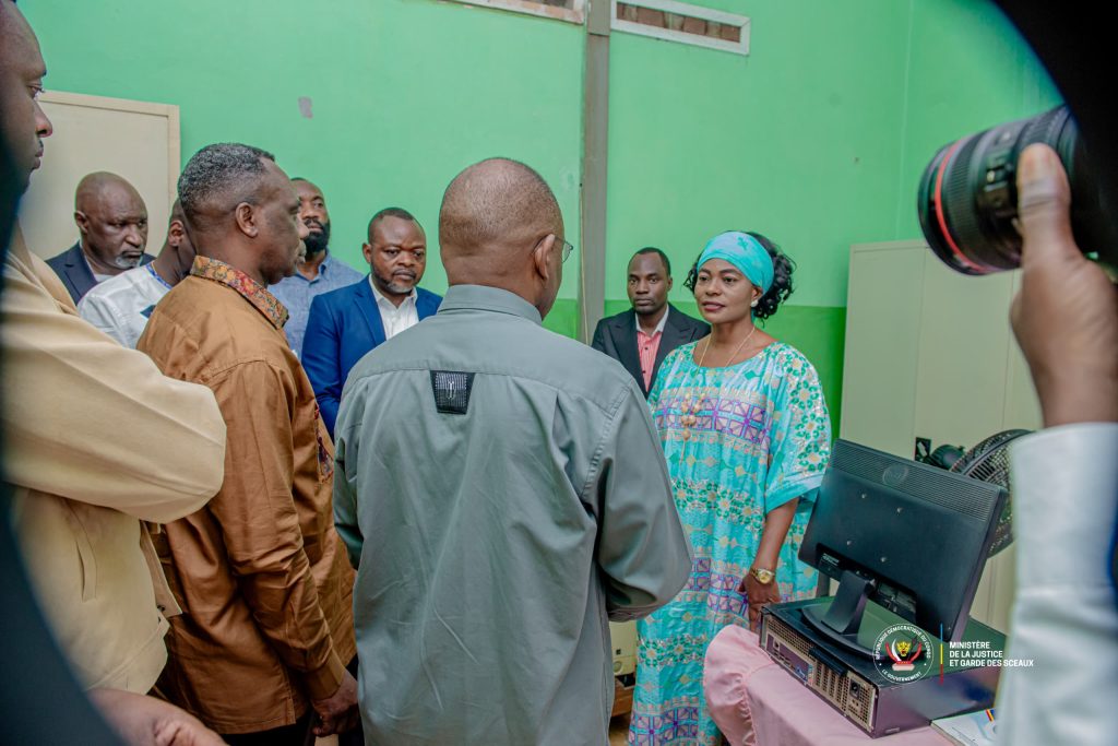 Le Ministre d'État en réunion avec les les agents et cadres pénitentiaires de la prison de Mu-Tshimanu à Mbujimayi au Kasai Oriental
