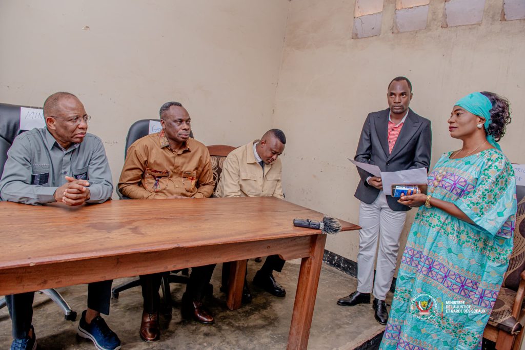 Le Ministre d'État à la justice Guillaume Ngefa en réunion avec les agents et cadres pénitentiaires de la prison Mu-Tshimanu de Mbujimayi au Kasaï Oriental 