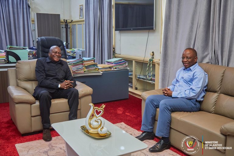 Visite Ministre d'État Guillaume Ngefa chez le Gouverneur du Kasaï central