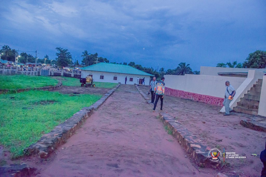 Visite Tribunal de paix de Kabeya Kamwanga par le Ministre d'État à la justice Guillaume Ngefa