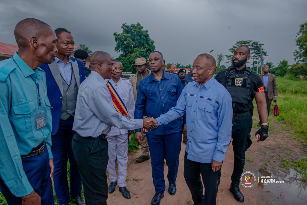 Visite Tribunal de paix de Kabeya Kamwanga par le Ministre d'État à la justice Guillaume Ngefa