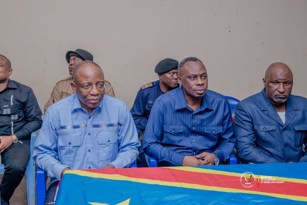 Le Ministre d’État à la Justice Guillaume Ngefa visite le Tribunal de paix de Kabeya Kamwanga